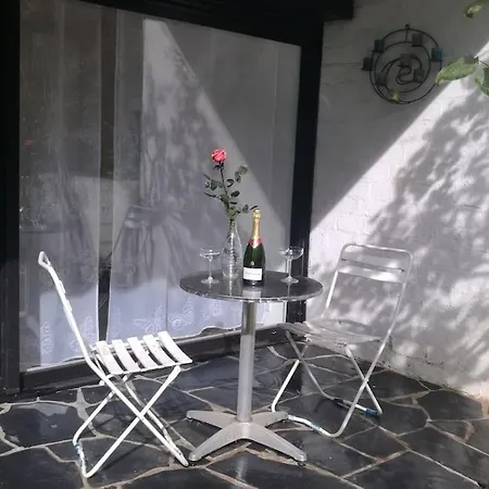 Apartment 2 Bedroom Condomium With Terrace & Garden *